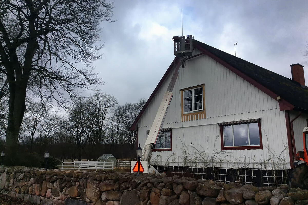Antenna for the Ovi-bovi system mounted on the farmer’s house roof